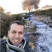 Profesional en el área financiera, traductor, intérprete, coach profesional.